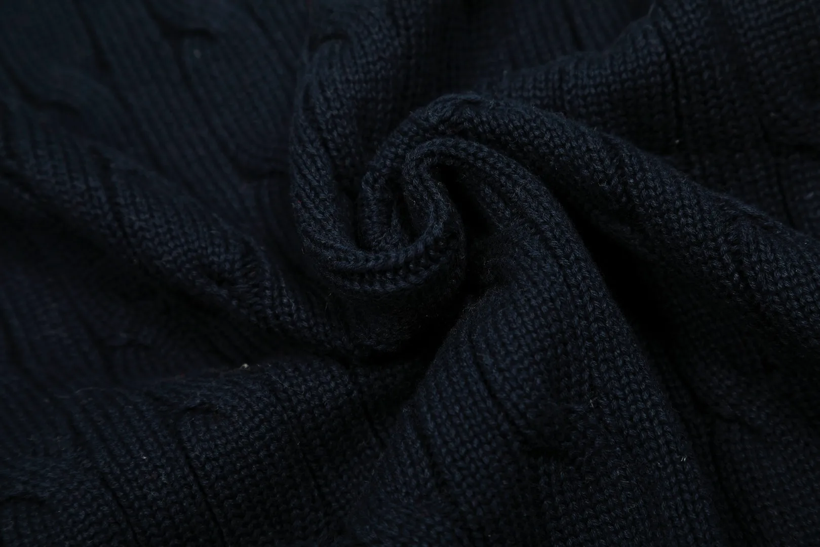 P270 Top quality" Style number: DS822# (not off the shelves all year round) [Ralph Lauren solid color pony embroidered logo lapel twist knitted cardigan] ✅Ralph Lauren Ralph Lauren classic basic versatile lapel knitted cardigan jacket ✅Main supply platform live broadcast Wholesale entity Replacement when out of stock Not off the shelf ✅ZP quality 1:1 version Scan the code to enter the GF website Counter quality ✅Detailed quality is the only one in Guangzhou Imported quality cotton yarn, focusing on high-end, cost-effective, good quality needless to say ✅The version is restored to the original order, the maximum size can be worn up to 160 pounds, loose, comfortable and stress-free ✅The upper body is simple and easy to match, ootd must-have style, good-looking clothes are never picky, a must-have recommendation for couples. Size: S-XL Color: black white gray almond light blue khaki pink burgundy Chinese red navy white label navy red label
